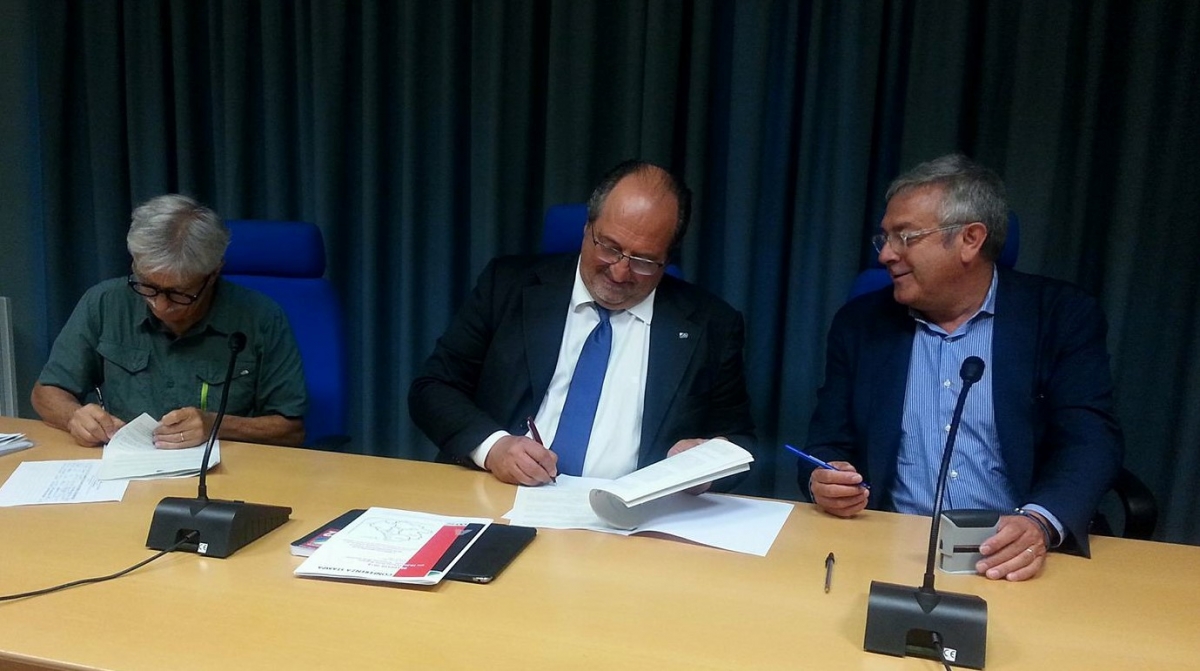 Mario-Mazzocca-firma-convenzione.jpg